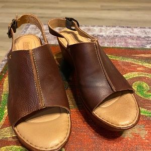 Soft leather BORN sandals in original box